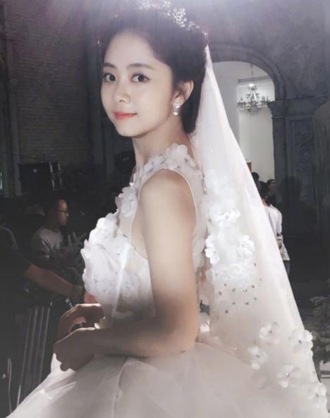 女明星的婚纱盛宴，爱的见证与友情的纽带